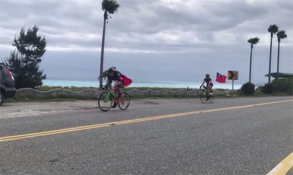 有民眾為了慶祝雙十國慶，在單車上插上國旗參加環島接力活動。圖：台視新聞