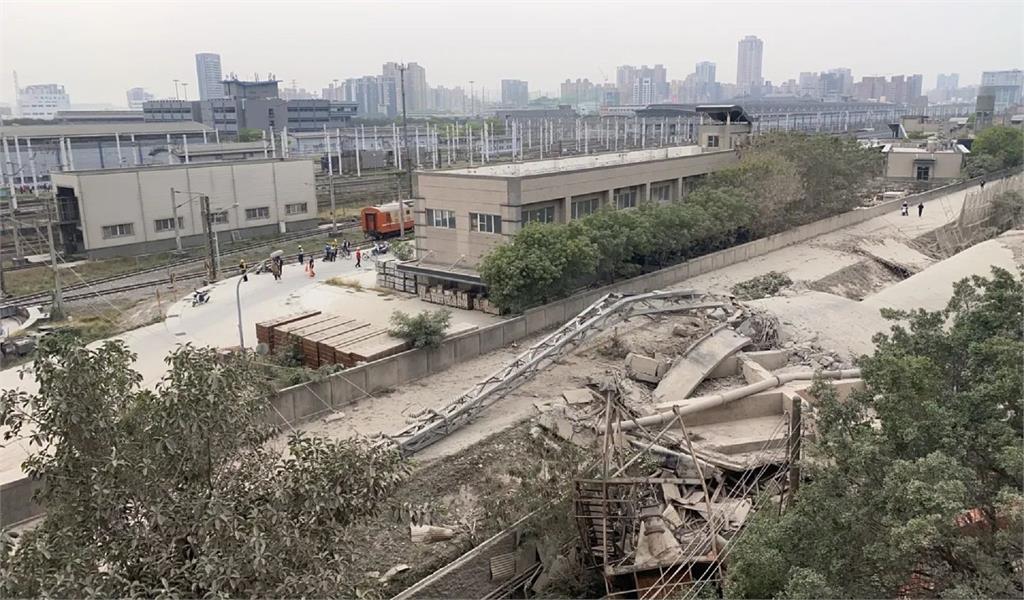高雄水泥廠拆廠房致電塔倒塌影響高鐵線路。圖／翻攝自Facebook @陳宗彥