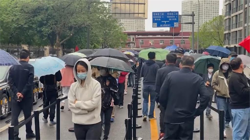 上海排隊檢測民眾。圖／翻攝自AP Direct