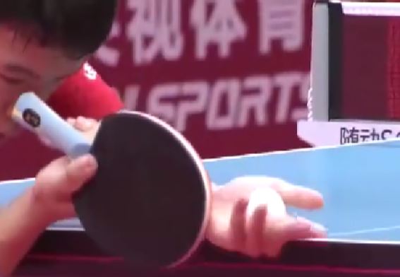 東京奧運規定，桌球選手不能擦球桌與吹球。圖／翻攝自央視