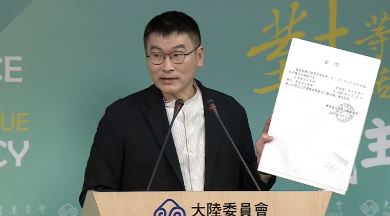 李貞秀授權辦理放棄國籍 梁文傑「退回授權書」：請她自己處理