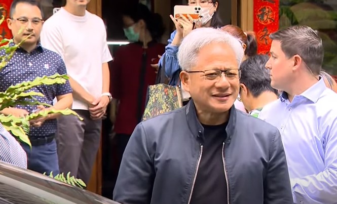 黃仁勳現身大安區！百忙中仍撥空與家人用餐