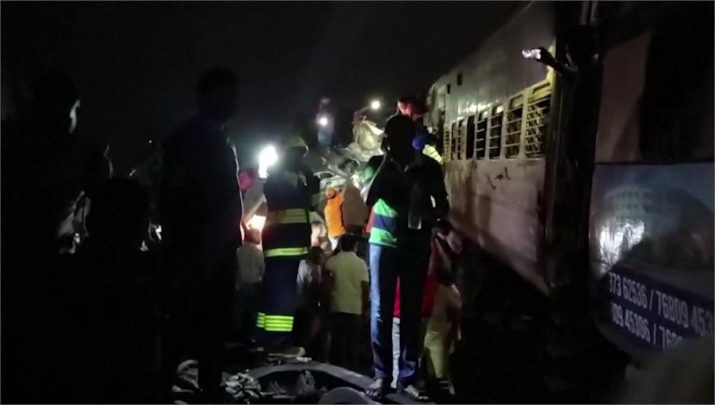 印度再發生重大列車事故。圖／路透社、美聯社