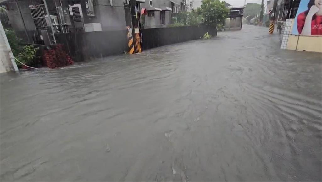 米克拉颱風＋西南氣流夾擊！雨彈襲屏東長治 馬路成河水淹及膝