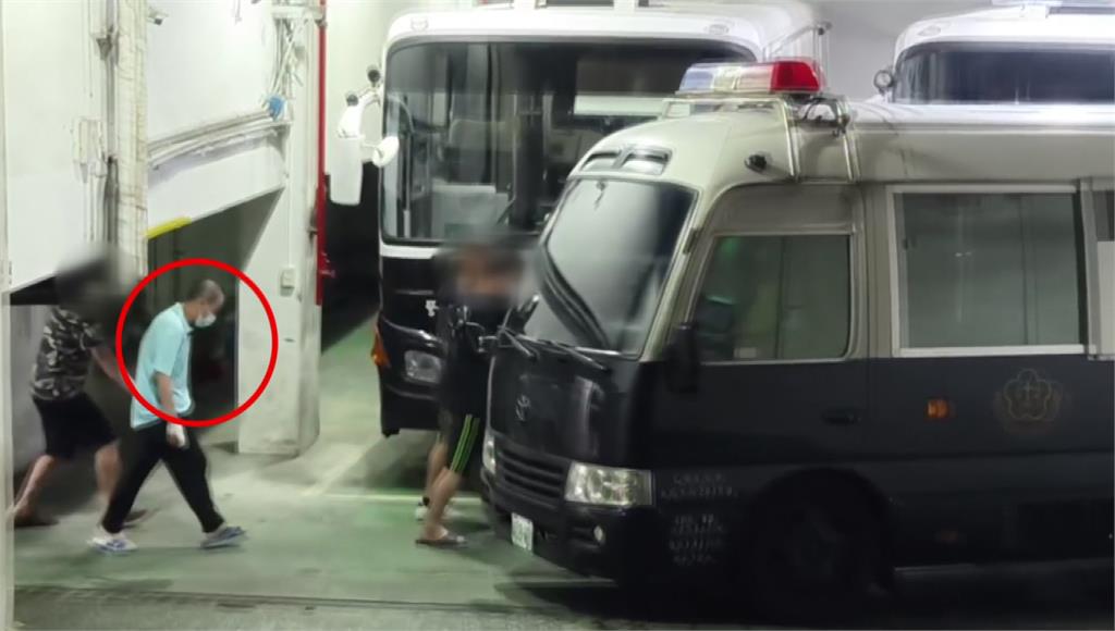 保險員「拿不該拿的錢」怒砍 嫌犯案動機有疑遭裁定羈押快步上囚車