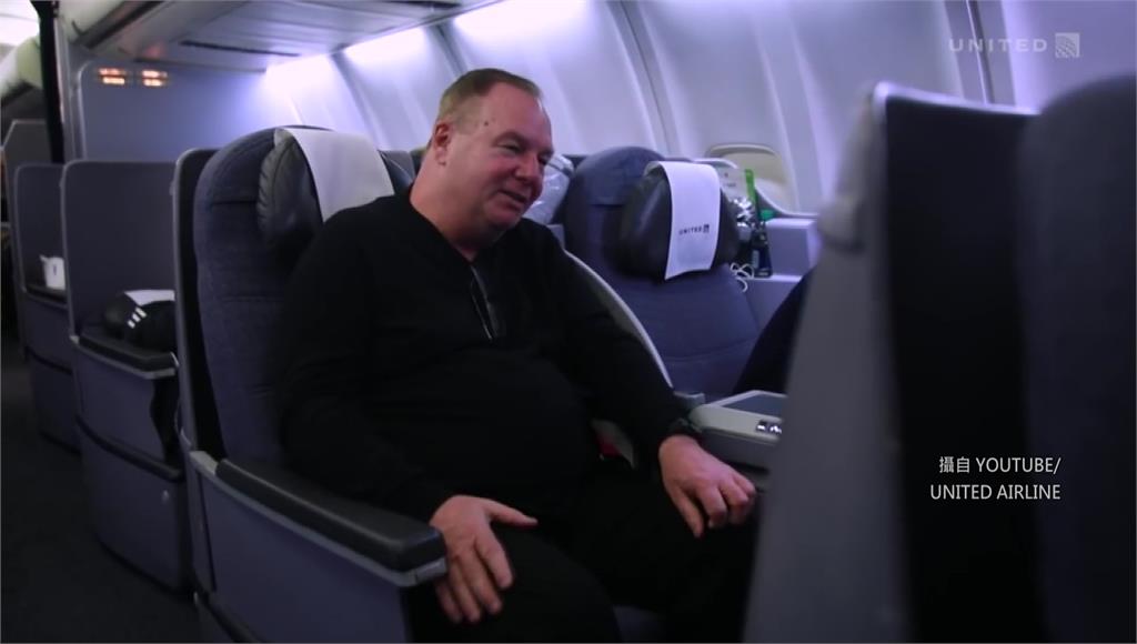 史塔克砸900萬台幣買終身機票。圖／翻攝自YouTube@United Airline