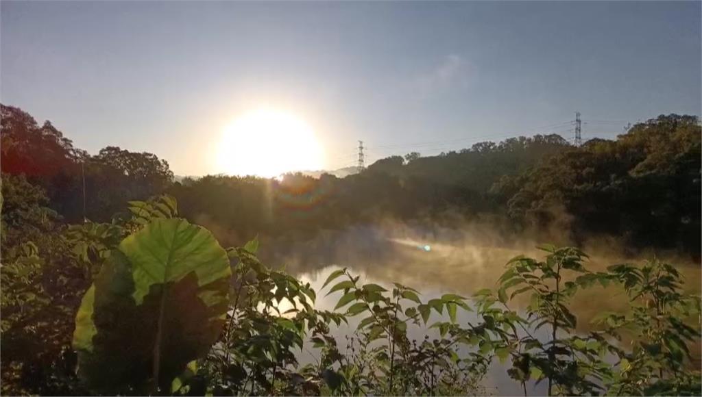 今天清晨峨眉湖出現蒸發霧美景。圖／台視新聞