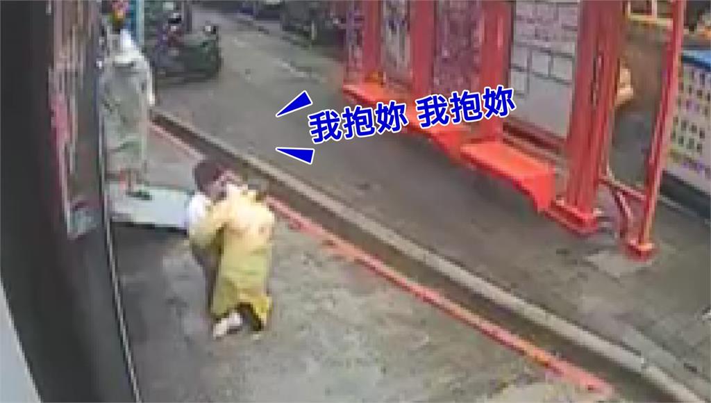 三重客運司機林榮新暖心抱身障婦人上車。圖／台視新聞