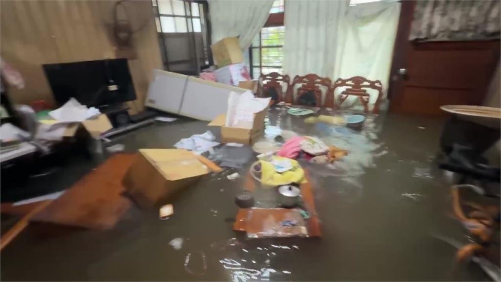 台南後壁暴雨水淹達70公分高 「家具水上漂」居民...