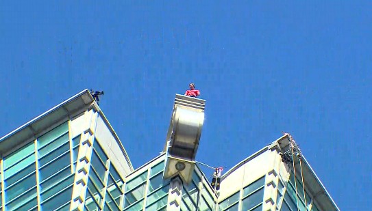 完成徒手攀101壯舉！AIT發文恭喜霍諾德：讓更多人認識台北101