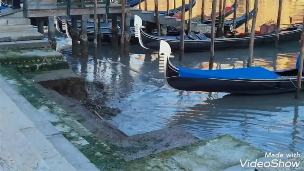 威尼斯運河見底，導致貢多拉船擱淺。圖：翻攝自AP Direct