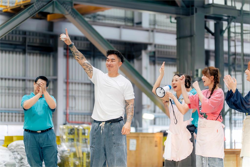 超萌橘貓「蜜柑站長」發出許願卡！《營業中》挑戰幸福小夜市