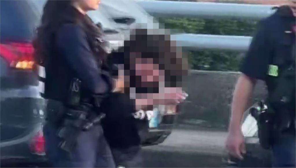 毒蟲拒盤查撞警狂飆！ 遭「轟8槍」攔截 狼狽上銬畫面曝