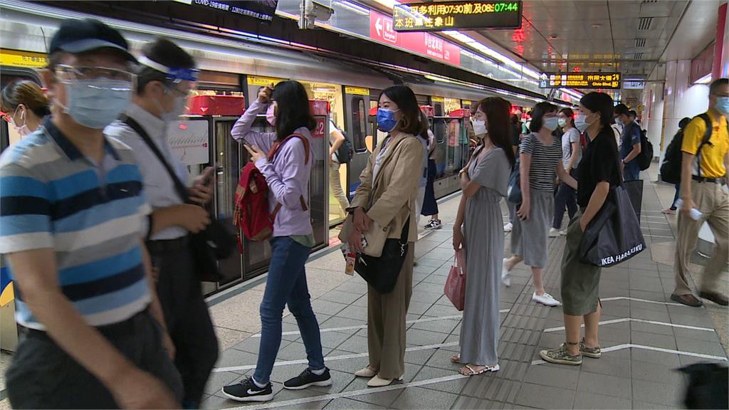 微解封首日，捷運台北車站出現通勤人潮。圖／台視新聞