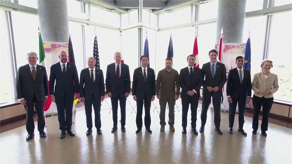 G7成員國、歐盟領袖與烏克蘭總統澤倫斯基合照。圖／美聯社