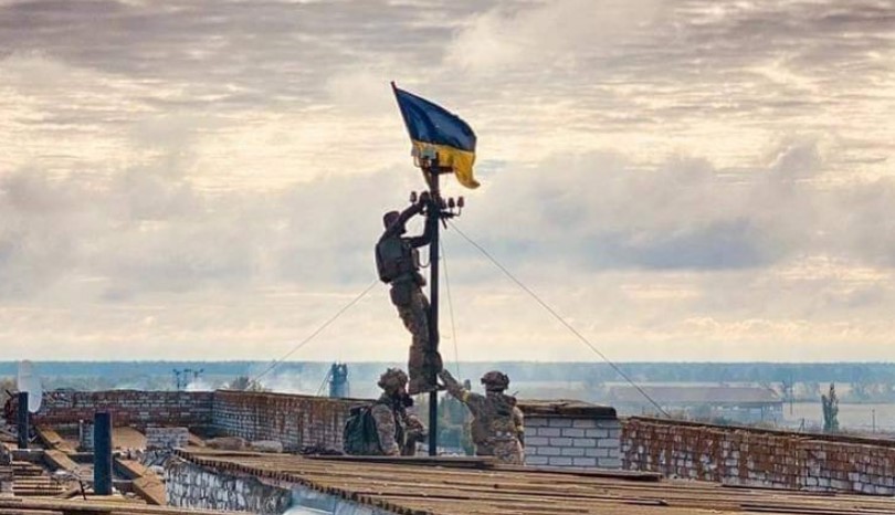 烏克蘭士兵升起國旗，宣告已收復該地。圖／翻攝自Facebook@Кирило Тимошенко