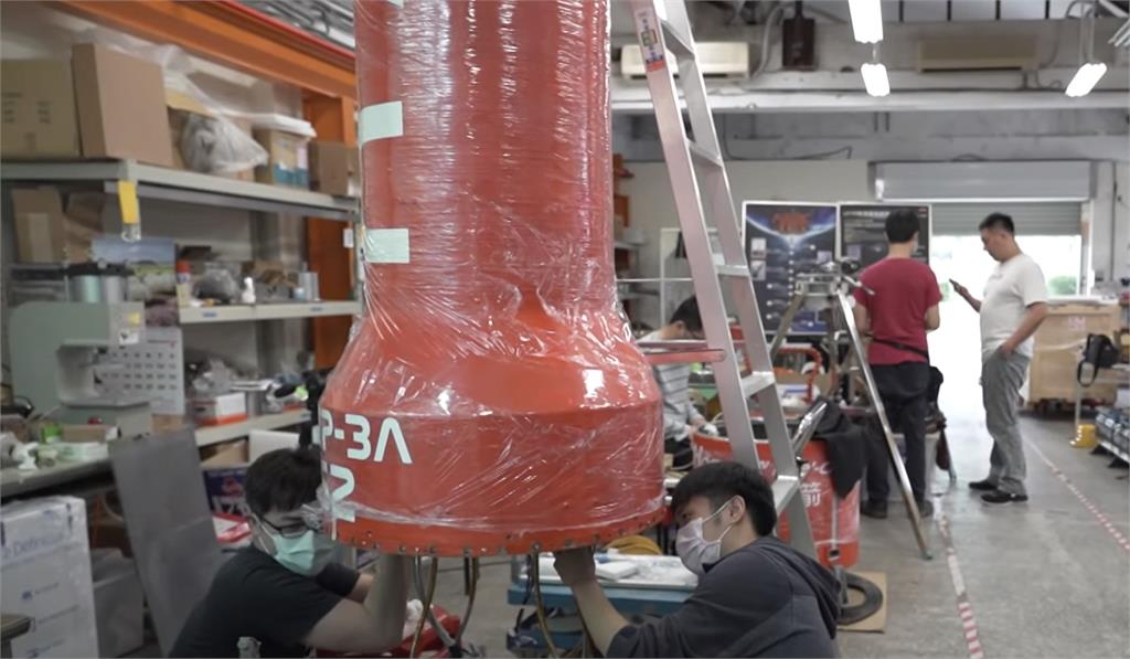 臺灣自製高4.7公尺，超過240公斤的HTTP-3A S2混合式火箭。圖：台視新聞