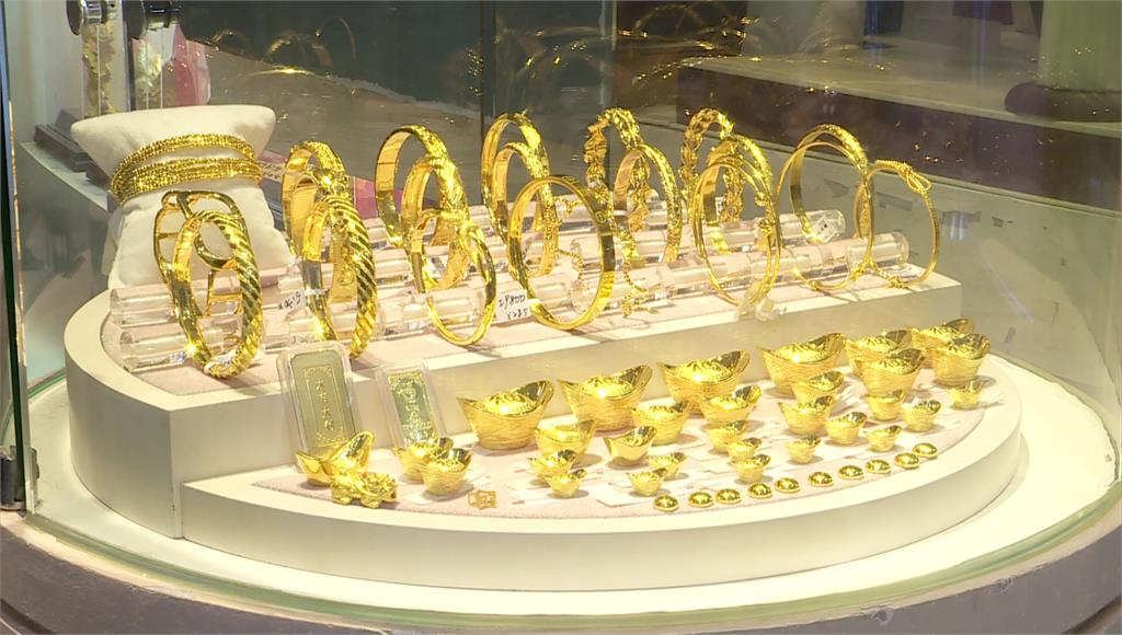 金價跌破4500美元！民眾「逢低搶進」 銀樓現排隊搶金潮