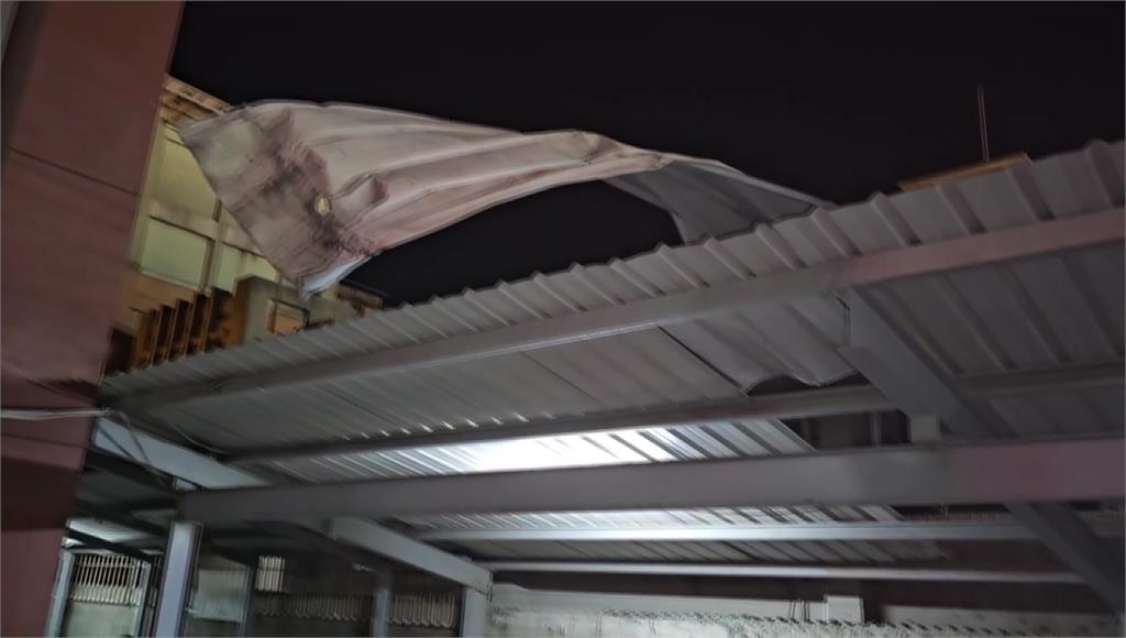 高空煙火「炸裂」警局車棚噴濃密白煙 台南知名大廟王醮爆意外！