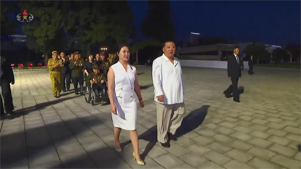 北韓領導人金正恩跟夫人李雪主進場。圖／美聯社、路透社