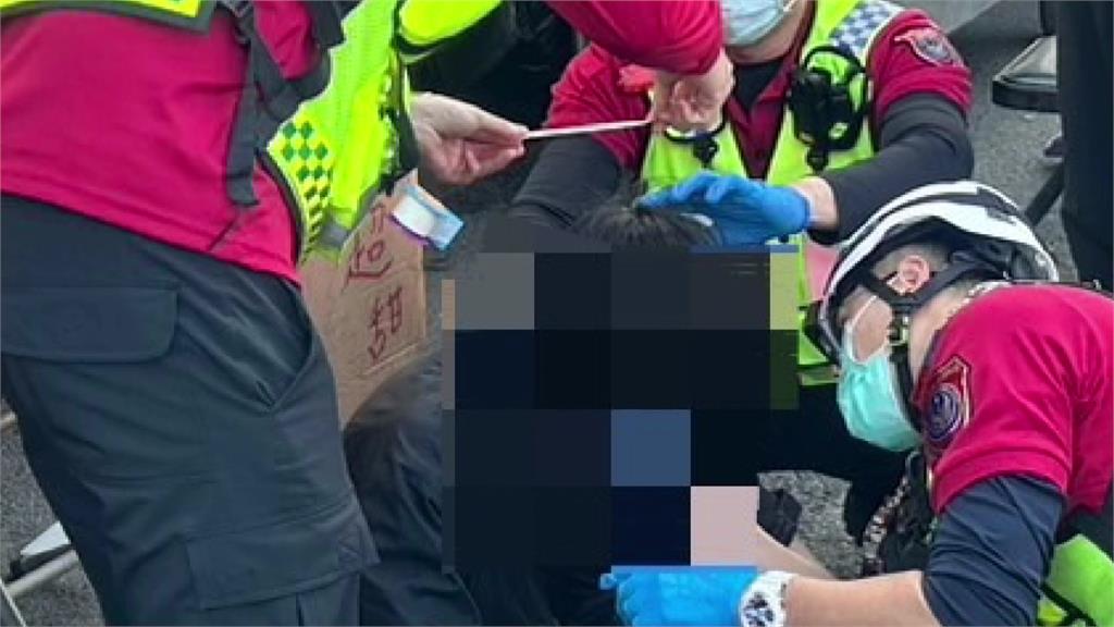 屏東男遭寵物蛇纏住脖子跌倒濺血！ 民眾目睹急報案