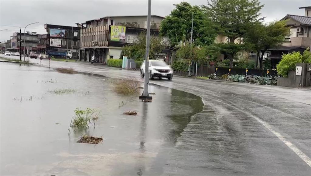 東北季風挾水氣　「雨彈炸宜蘭」道路積水