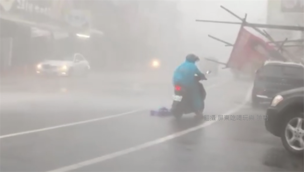 屏東午後驟雨「降下冰雹」 大樹倒塌壓車輛