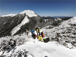 攀奇萊東稜遇大雪 山友罹難遺體今吊掛下山