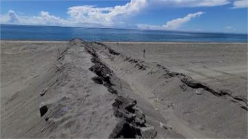 沙灘出現「戰備壕溝」？ 民眾驚見百米長沙溝