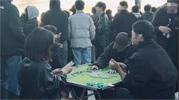 誇張！4人武嶺觀景台「擺桌打麻將」　太管處開罰了