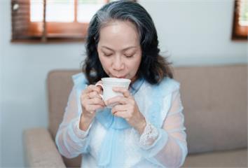 他二度中風只因「愛喝茶不愛喝水」！ 醫嚴厲警告：...