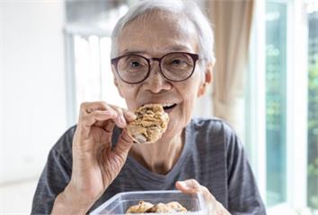 醫點名「5種零食」根本沒那麼健康！吃多會胖、血糖...