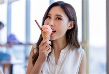 熱到爆狂吃冰小心便祕還愈吃愈燥！  營養師揭「避...