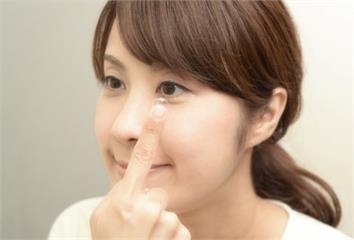 戴隱形眼鏡有異物感？醫曝「可能原因」  急勸：馬...