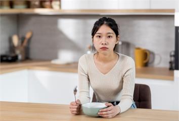 肚子不餓「卻一直叫」？醫揭5種可能 有人一查竟是...