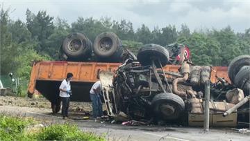 聯結車衝破護欄墜橋「倒頭栽、車體撞爛」 64歲駕...