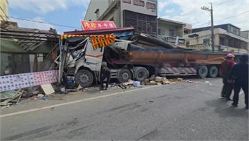嘉義驚悚車禍！砂石車閃車失控「撞爛早餐店」 2人...
