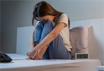 自殺年輕化警訊！憂鬱症與壓力成主因 專家：早識別...