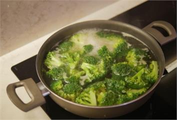 冷凍花椰菜別先解凍！料理達人授「正確炒法」  下...
