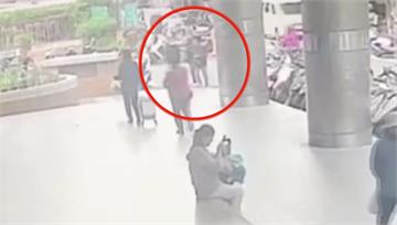 光天化日隨機攻擊！三重男鐵棍毆夫妻頭部 警逮人機...