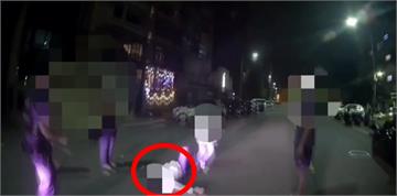 男子街頭失控狠抓警鼠蹊 慘被壓制在地送辦