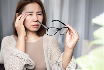 看東西霧霧的、顏色變黃？ 醫揭「白內障早期視力變...
