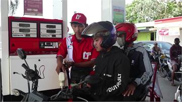 油價一口氣漲30%！ 印尼民眾排隊搶「加油」