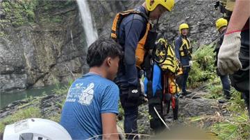 雨後溪流暴漲藏危機 屏東9人受困溪谷驚險救出