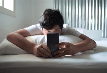 19歲男大生滑手機滑到癱瘓！醫揭「關鍵原因」這習...
