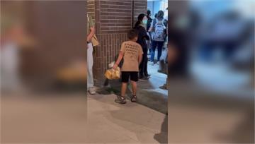 「要麵包嗎？」男童光復車站送暖 網：根本是天使
