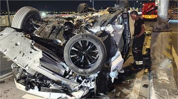 華中橋保母車自撞翻覆「四輪朝天」 車頭全毀6人送...