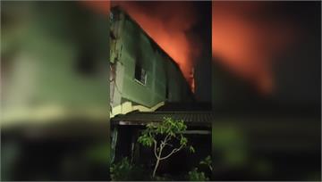雲林修車廠凌晨驚傳火警　警消鋸開鐵門搶救