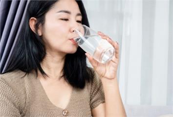 每天喝8杯水太多了！最新研究「男女一天應攝取水量...