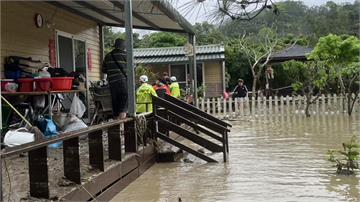 強降雨襲竹縣釀災 北埔、峨眉一帶淹水「水深大腿高...